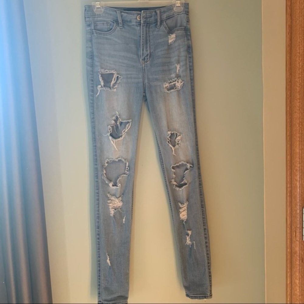 Hollister Ripped Light Wash, High Rise, Skinny Jeans. Size 1, Width 25.